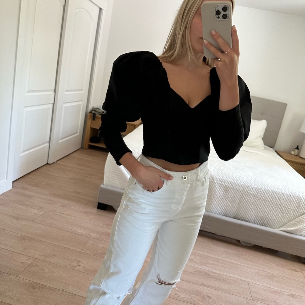 Cropped black top